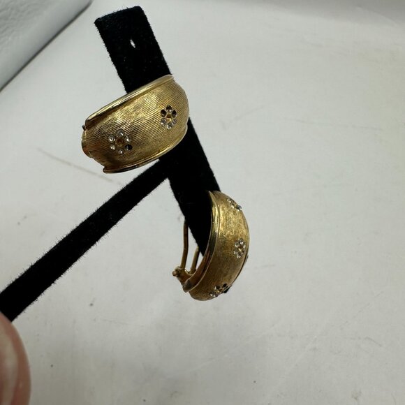 Vintage BSK Gold-Tone Clip-On Earrings With Rhinestone Floral Design - Picture 4 of 7